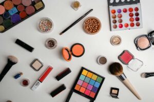 Read more about the article 10 niezbędnych kosmetyków i akcesoriów do malowania twarzy